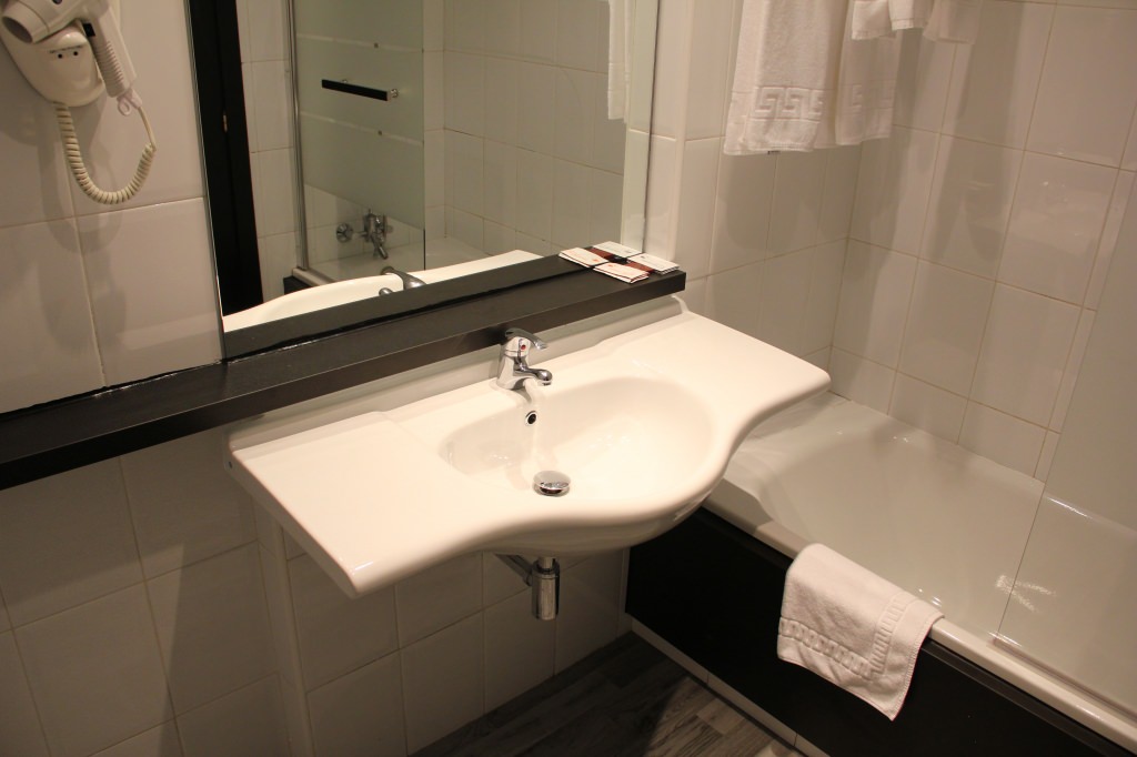 Hotel Madrid apartamento baño 1